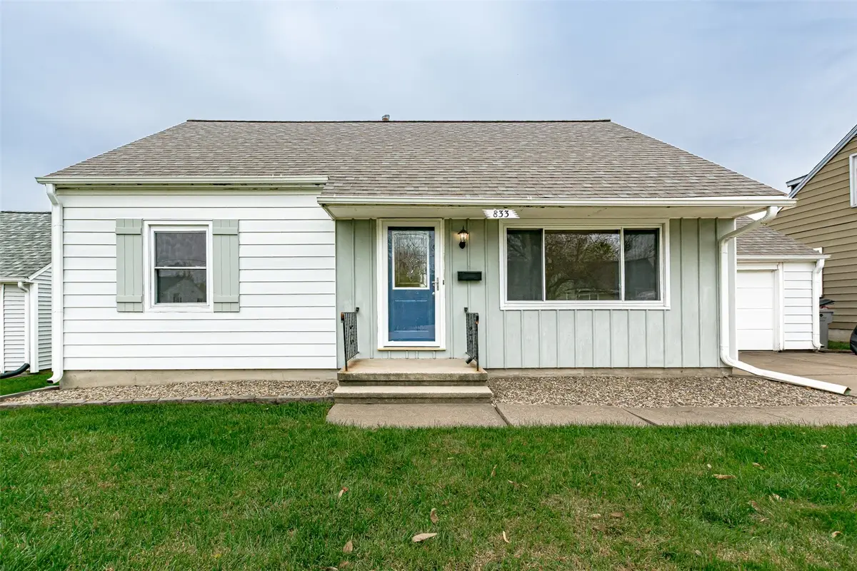 833 30th Street Ne, Cedar Rapids, IA 52402 - #1