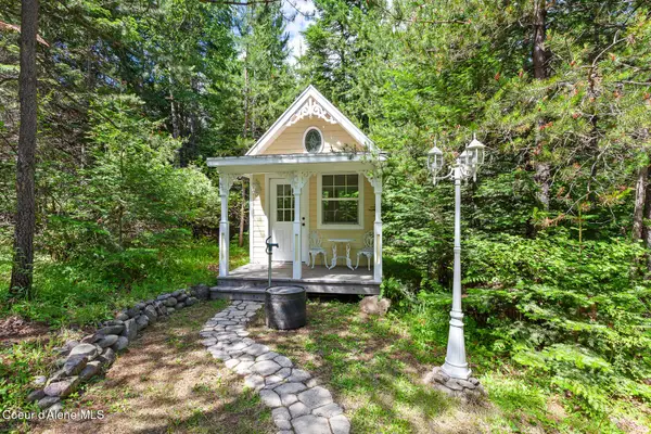 306 Pinewood LN, Cocolalla, ID 83813