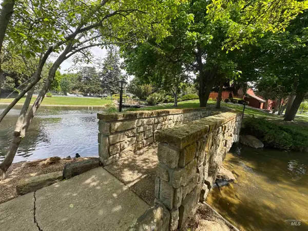 1095 N Camelot Dr, Boise, ID 83704