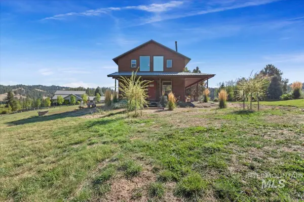 34 Crosstimber Loop, Garden Valley, ID 83622