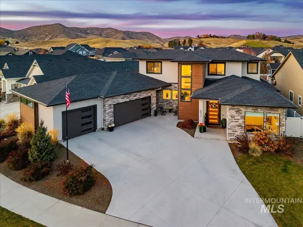 8872 W Suttle Lake Dr, Boise, ID 83714