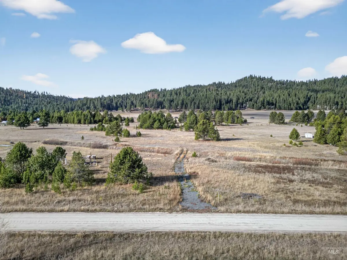 10201 Packsaddle Rd, Cascade, ID 83611 - Image #1