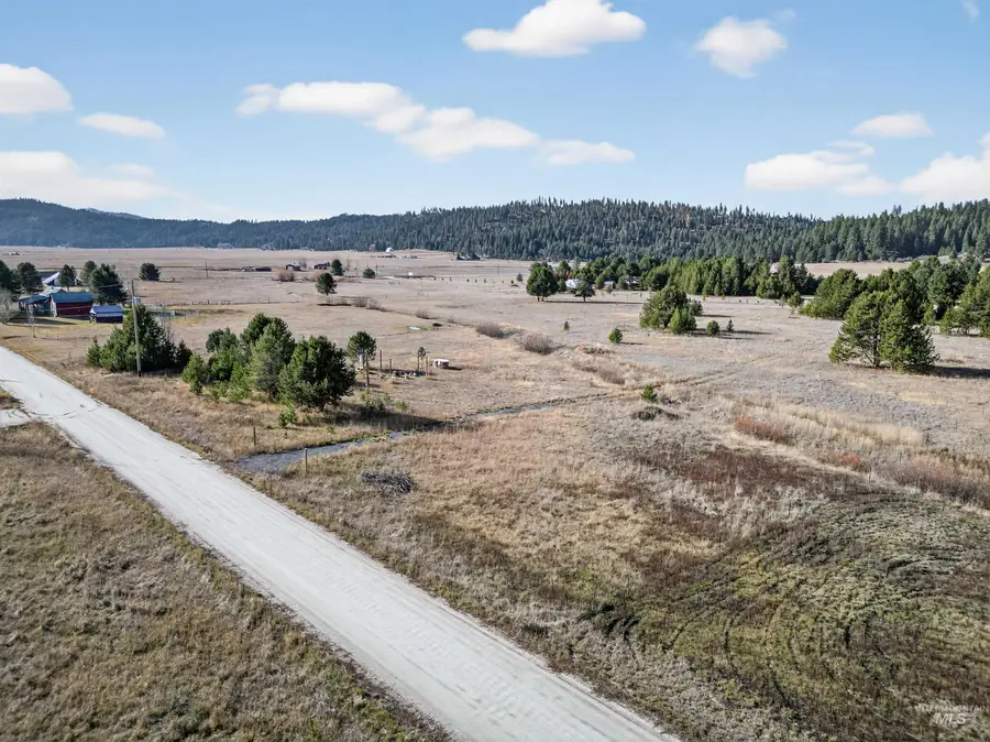 10201 Packsaddle Rd, Cascade, ID 83611 - Image #2