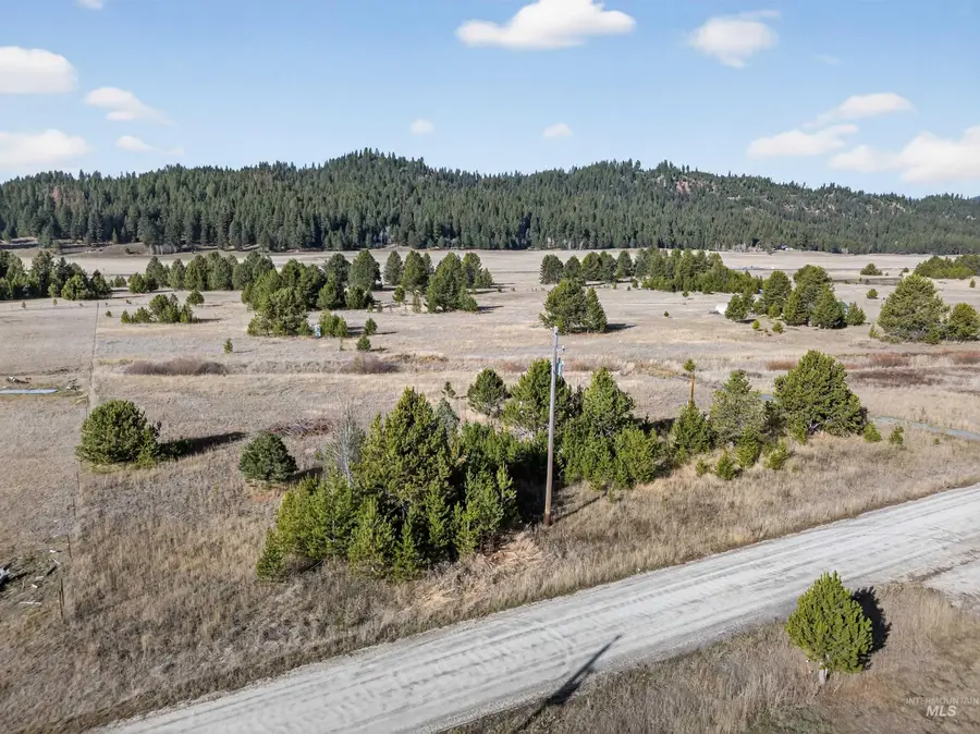 10201 Packsaddle Rd, Cascade, ID 83611 - Image #3