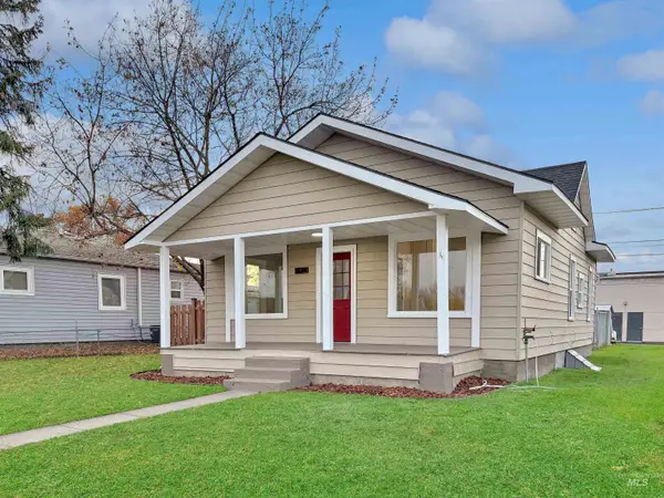 824 4th St, Clarkston, WA 99403