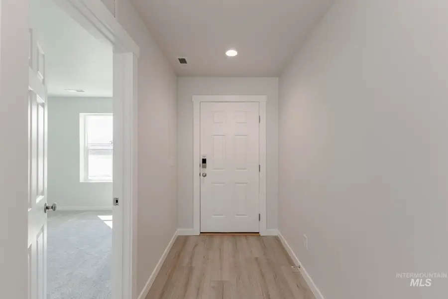 3895 E Jamestown Dr, Nampa, ID 83686 - Image #2