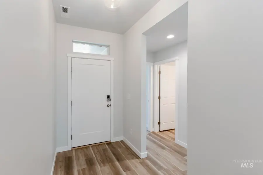 868 Strike Eagle St, Mountain Home, ID 83647 - Image #2