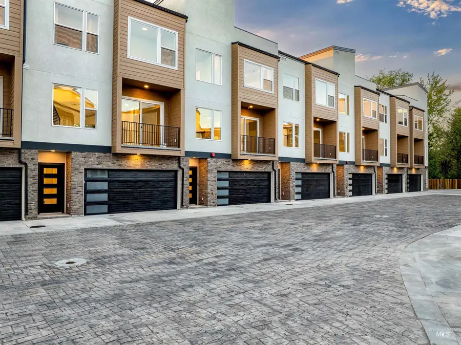 2043 S Makar Ln, Boise, ID 83706 - Image #2