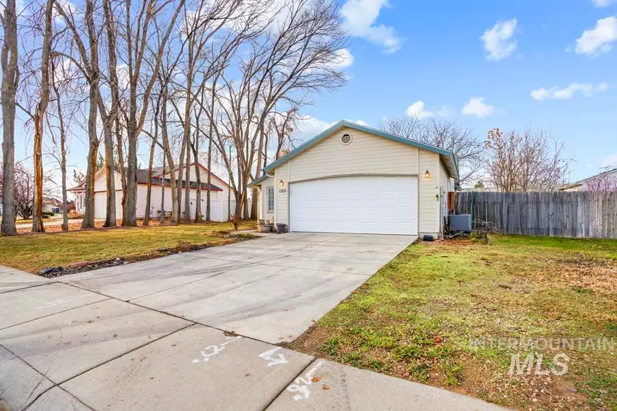 1125 S Bonneville Dr, Nampa, ID 83686 - Image #2