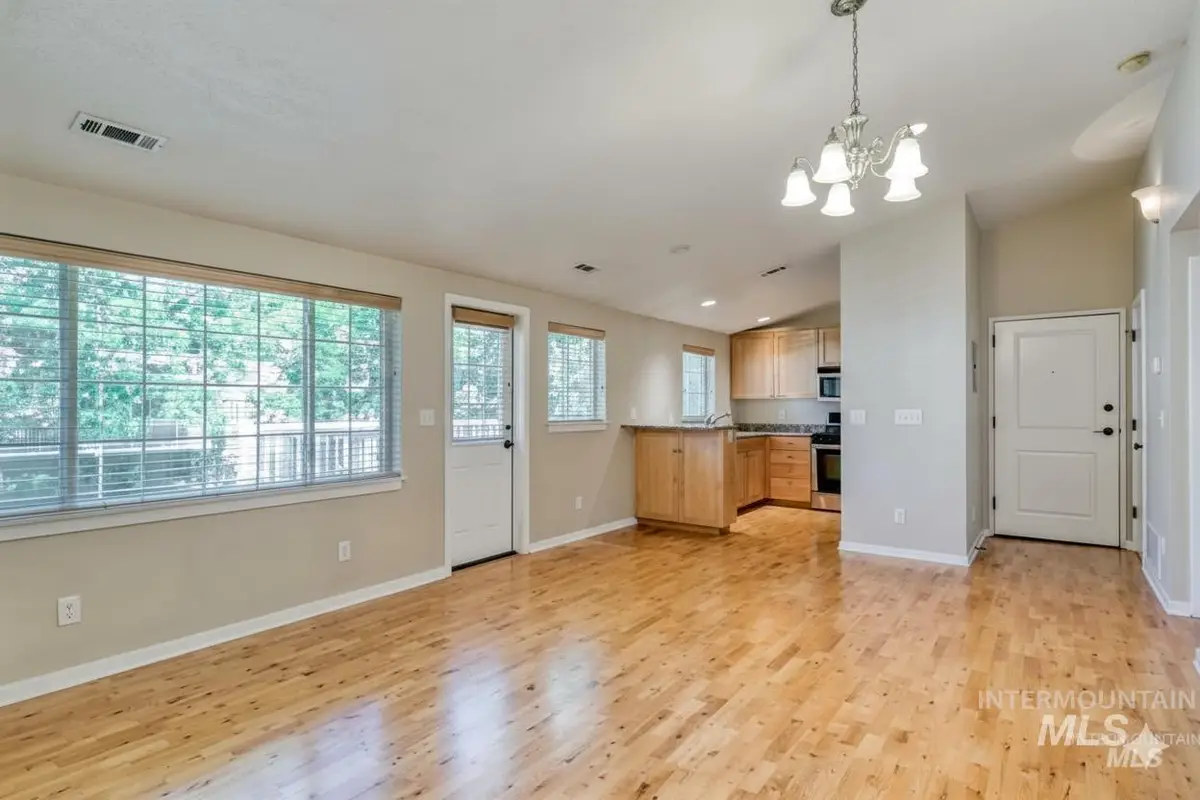 225 W Village Ln, Boise, ID 83702 - #1