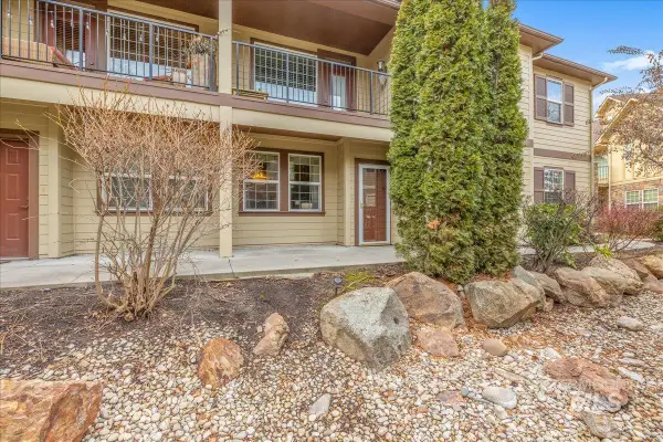 1262 E Winding Creek Dr, Eagle, ID 83616