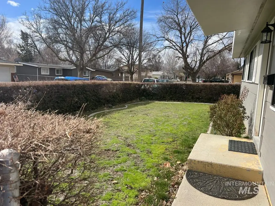 410 Chestnut St, Mountain Home, ID 83647 - Image #2