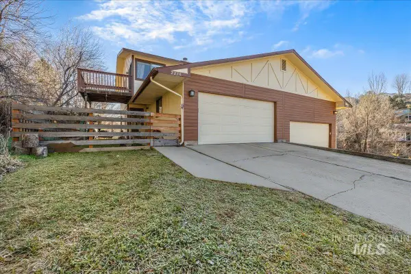2228 E Roanoke Dr, Boise, ID 83712