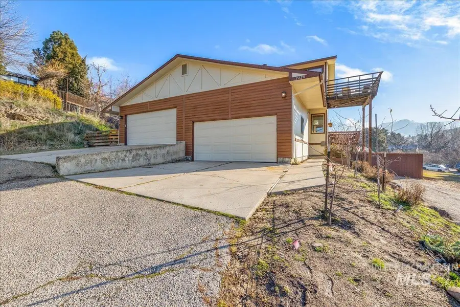 2228 E Roanoke Dr, Boise, ID 83712 - Image #2