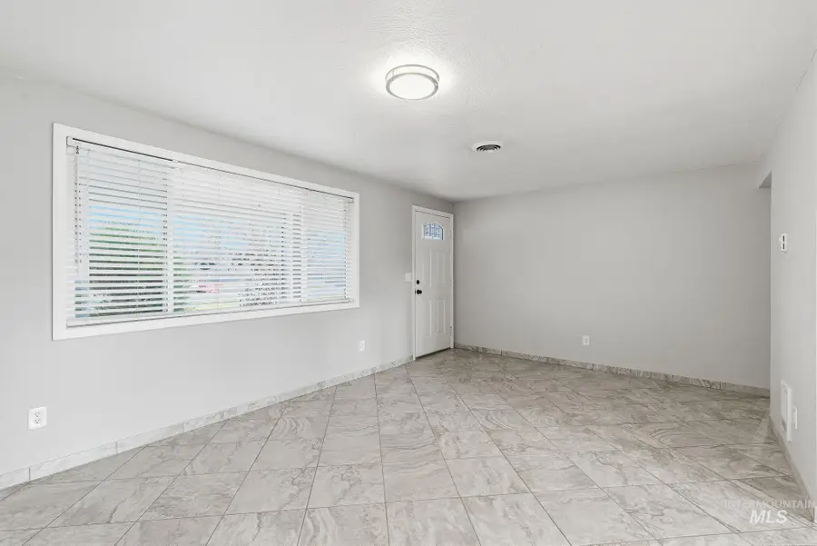 367 E 3rd St, Kuna, ID 83634 - #3