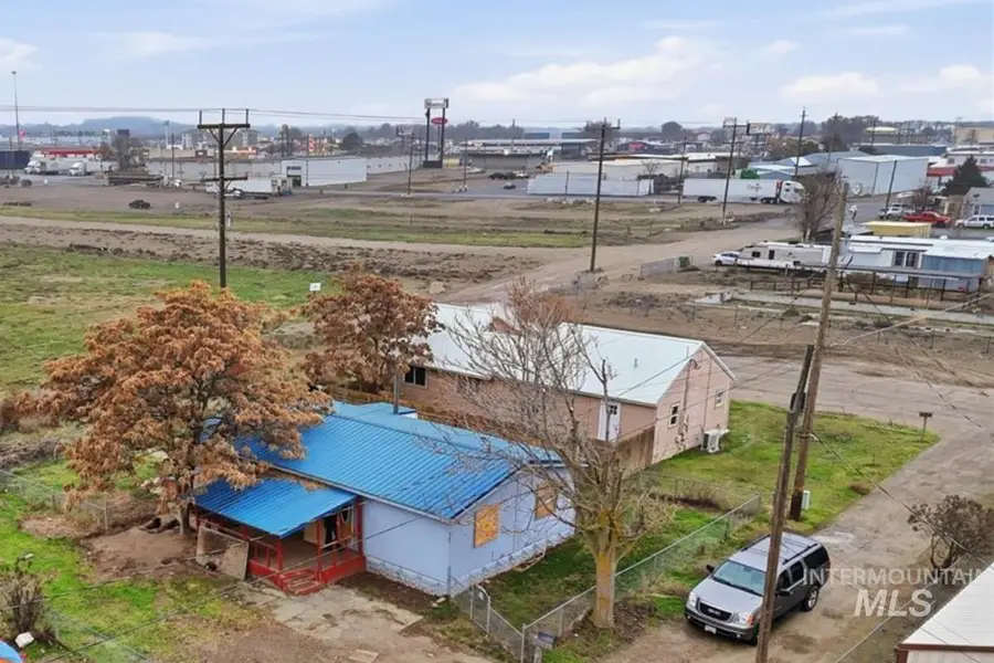 365 NE 4th St, Ontario, OR 97914 - #2