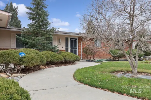 8341 W Bloomfield Dr, Boise, ID 83704