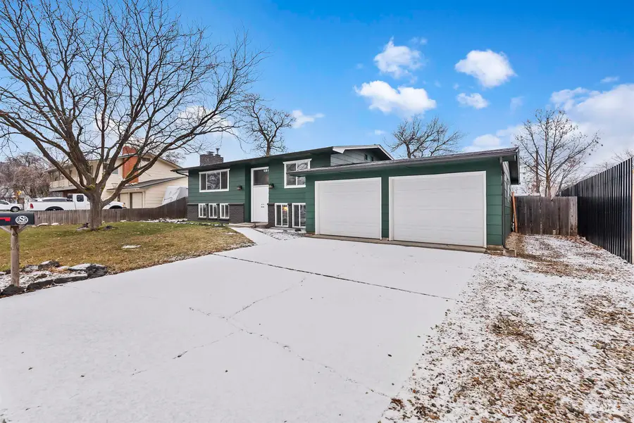 8211 W Brynwood Dr, Boise, ID 83704 - Image #2