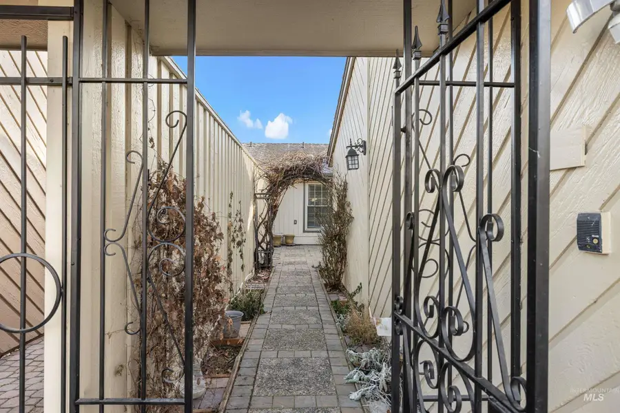 7225 W Cascade Dr, Boise, ID 83704 - Image #2