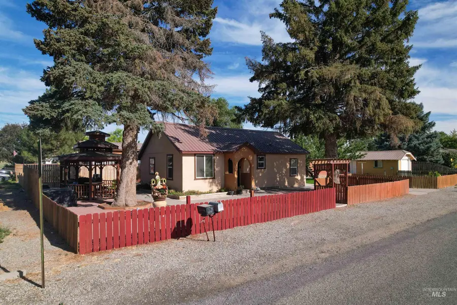 147 N Wendell St, Wendell, ID 83355 - #2