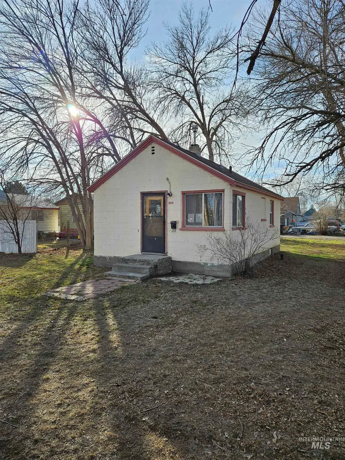909 Oregon St, Gooding, ID 83330 - #1