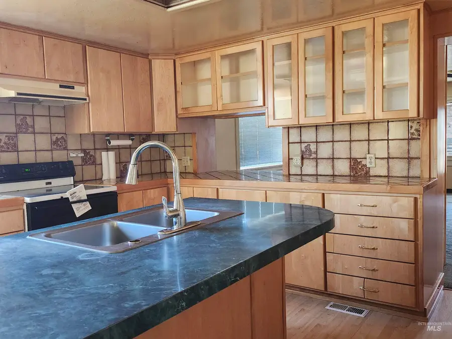 111 S Elder St, Nampa, ID 83686 - #2