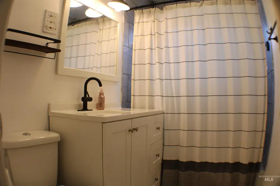 127 E Garfield Ave, Glenns Ferry, ID 83623 - #2