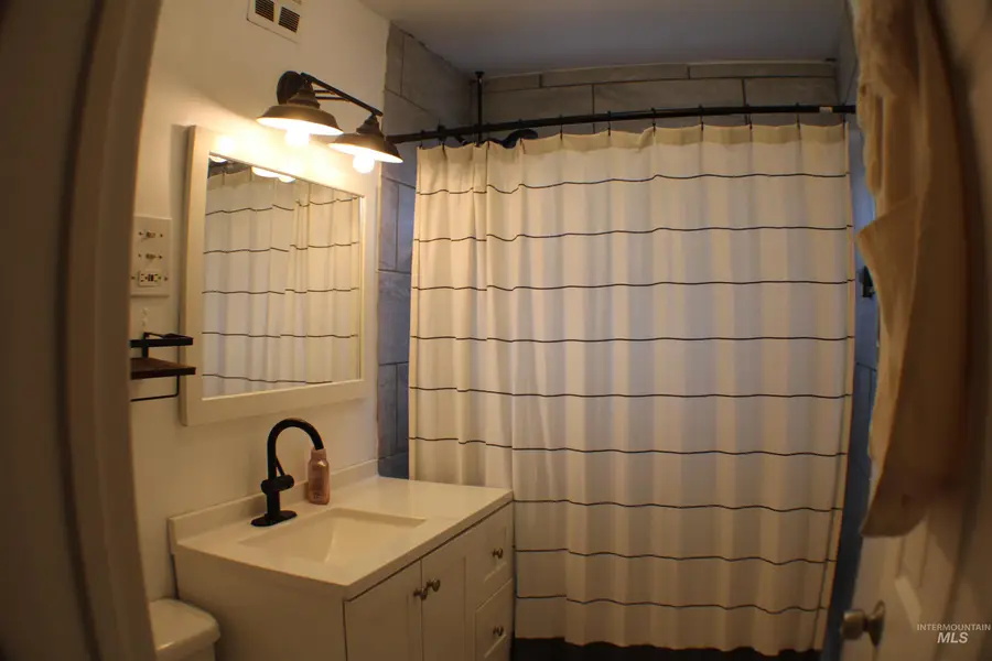 127 E Garfield Ave, Glenns Ferry, ID 83623 - #3