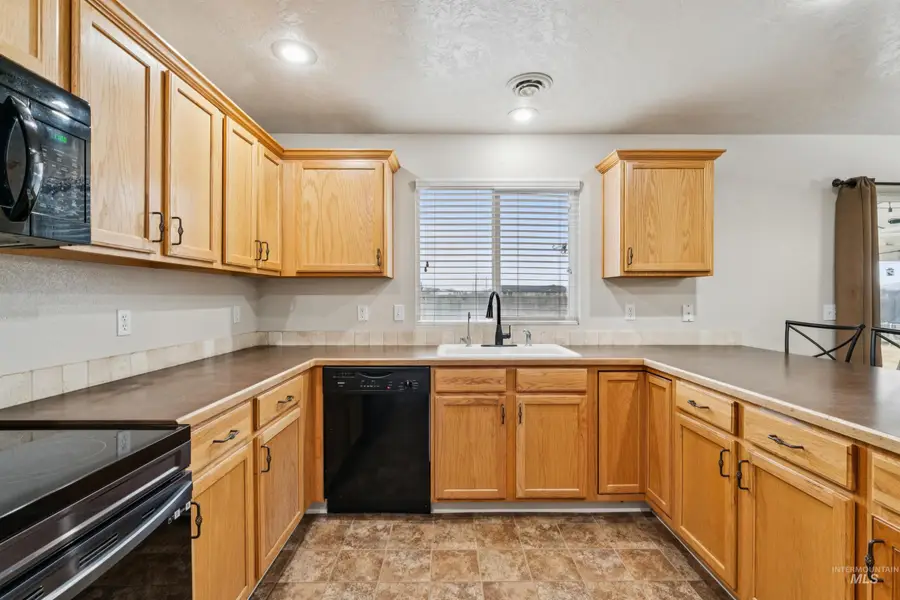 825 W Woodpine St, Meridian, ID 83646 - #3