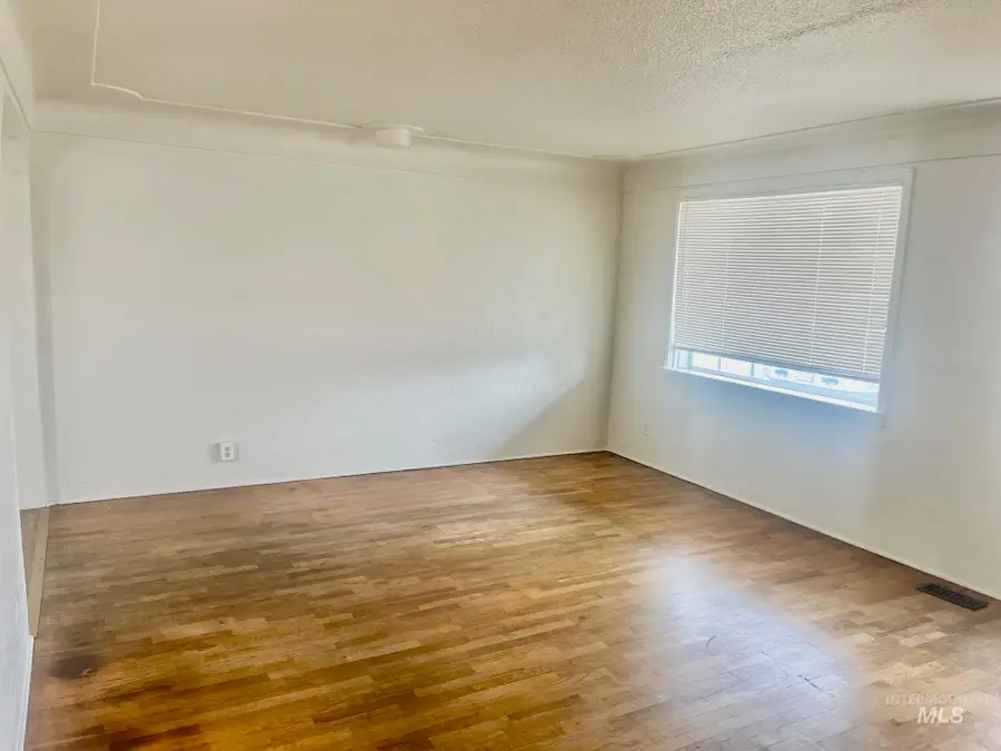 215 S Fern St, Nampa, ID 83686 - #3
