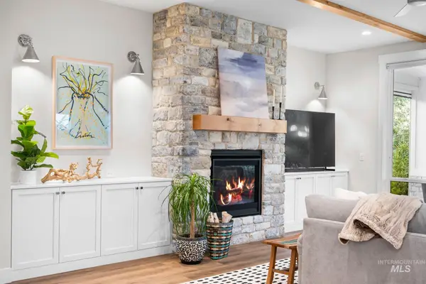 6334 Chateau Ct, Star, ID 83669