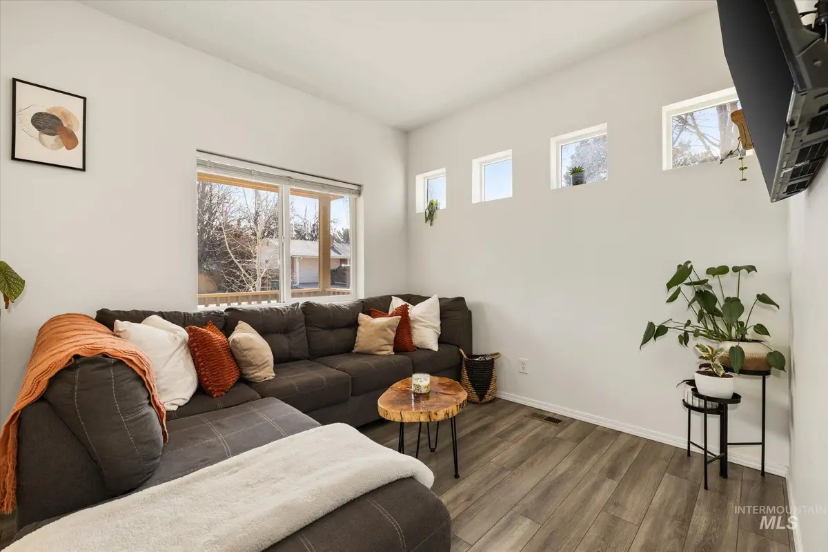 124 W Cherry Ave, Meridian, ID 83642 - #1