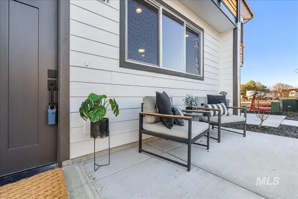 1433 N Bluffs Ridge Lane, Boise, ID 83704