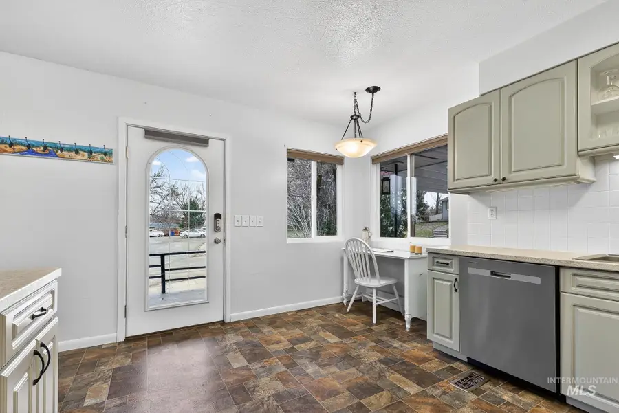 313 Sunrise Dr., Payette, ID 83661 - #3