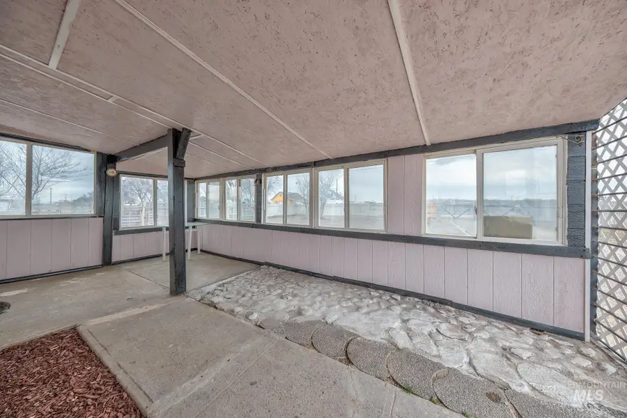 1569 Nw 9th St, Ontario, OR 97914 - #2