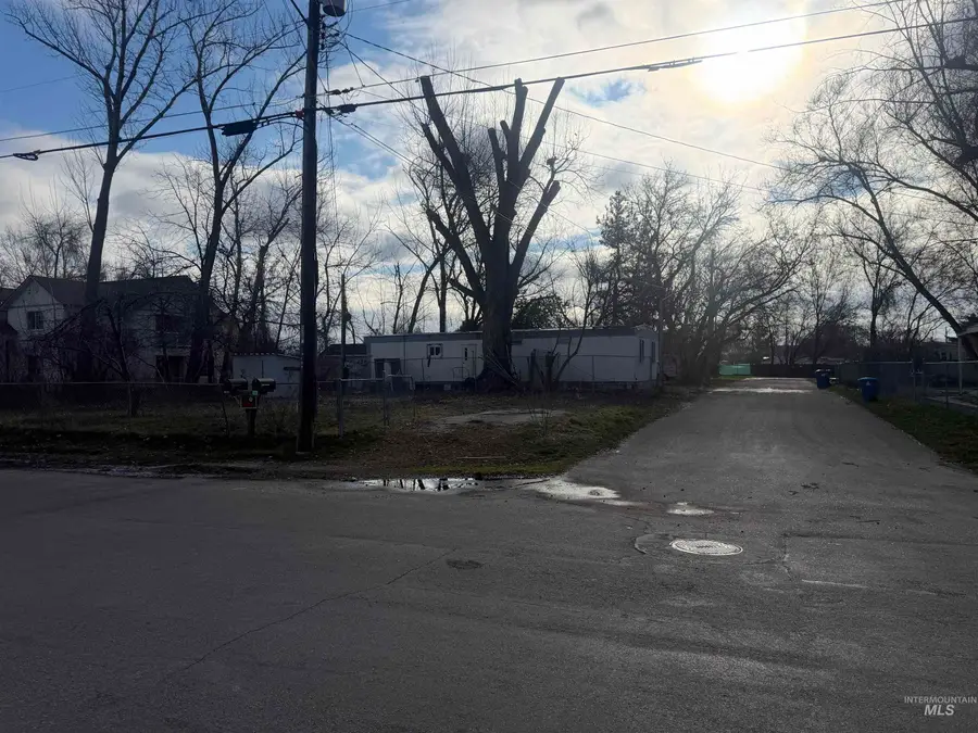 215 E 39th St, Garden City, ID 83714 - #3