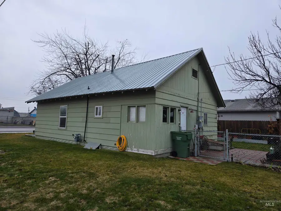 695 N Oregon Street, Ontario, OR 97914 - #2