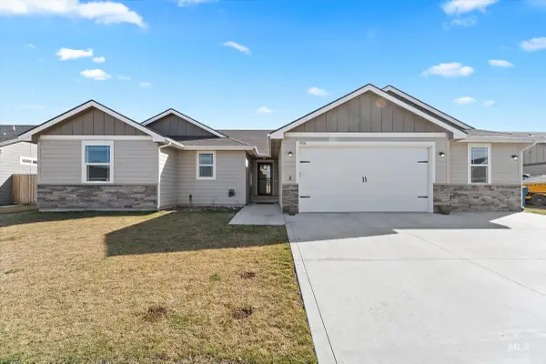 900 SW Camille Dr, Mountain Home, ID 83647