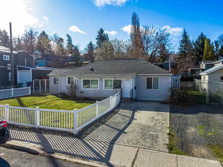 409 E E St, Moscow, ID 83843 - #3