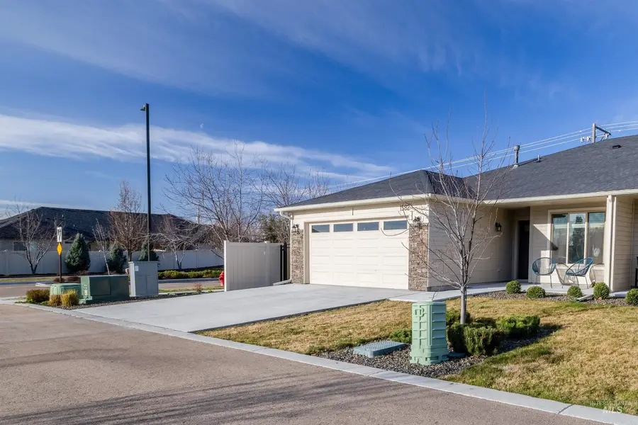 1582 W Windswept Dr, Meridian, ID 83646 - #2