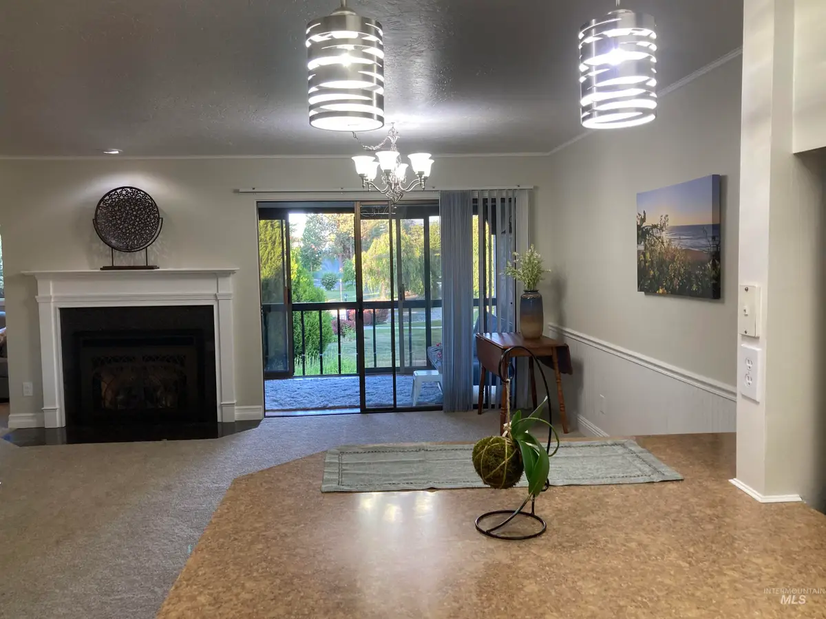 1095 N Camelot Dr, Boise, ID 83704 - #1