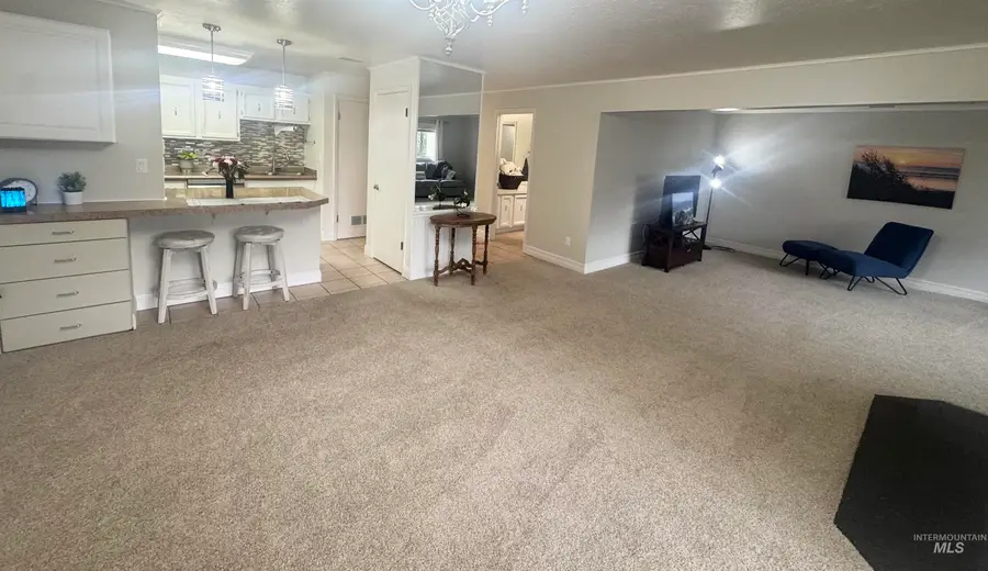 1095 N Camelot Dr, Boise, ID 83704 - #3