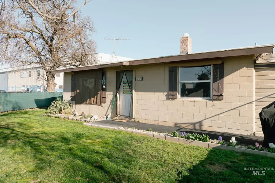 211 NE 3rd Ave, Ontario, OR 97914 - #3