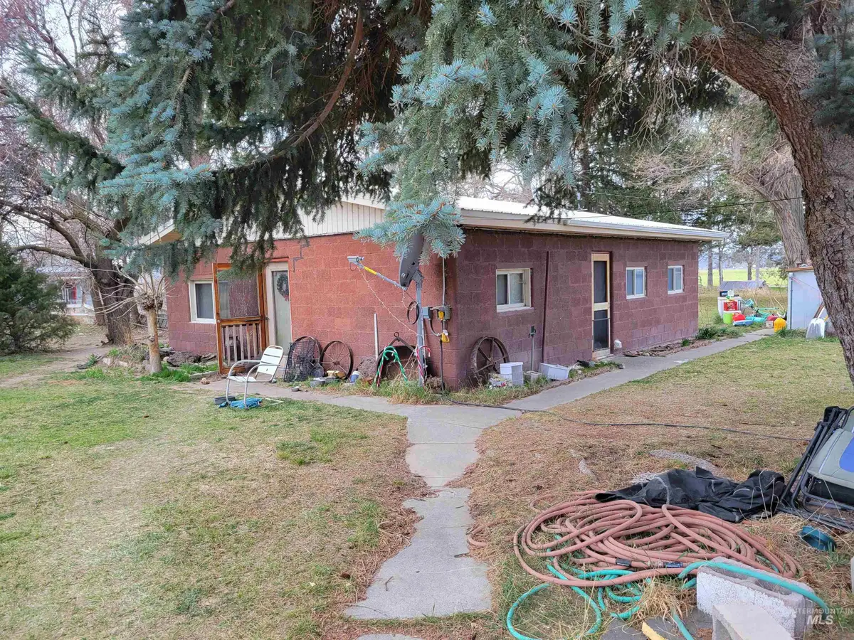 377 S Davis Rd, Hammett, ID 83627 - #1