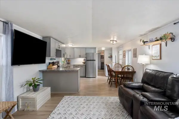 101 S Flagstone Ln, Eagle, ID 83616