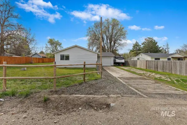 9191 Rolling Hills Ct, Nampa, ID 83686