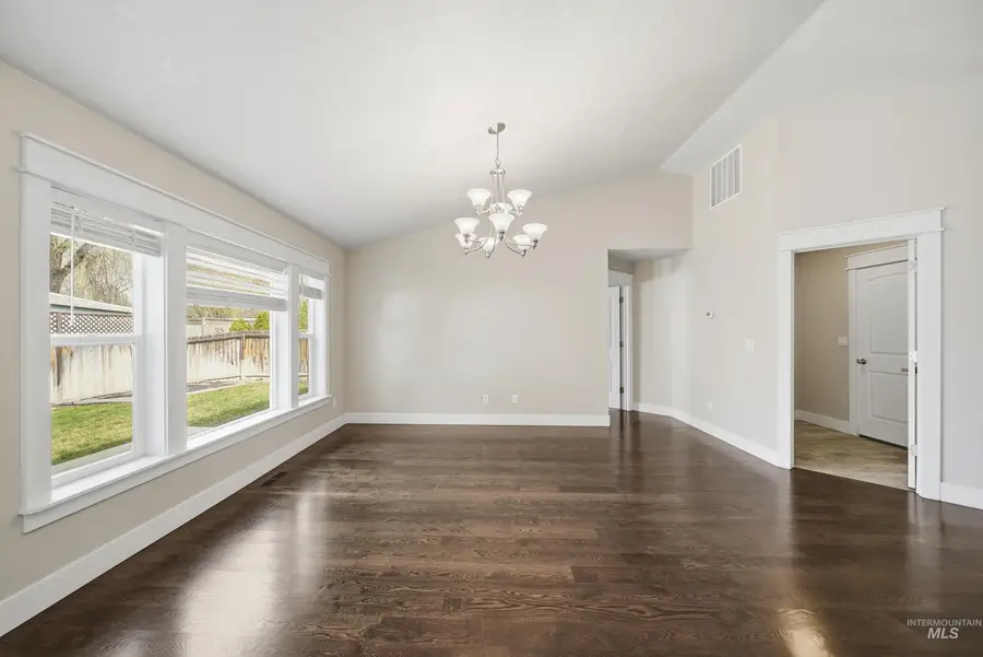 9522 W Woodland Dr, Boise, ID 83704 - #3