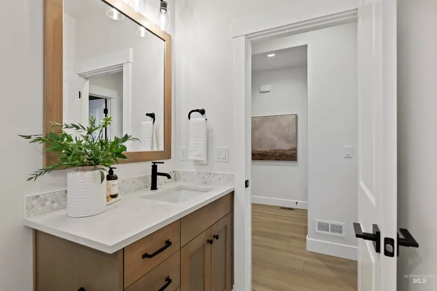 869 S Contusion Ave, Nampa, ID 83651 - #2