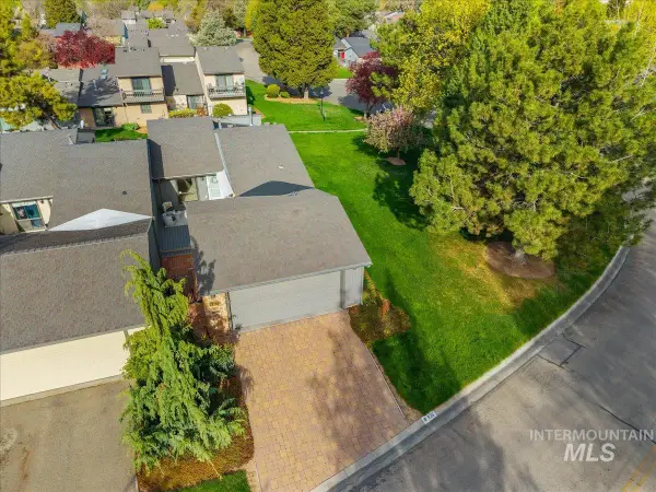 935 N Camelot Dr, Boise, ID 83704