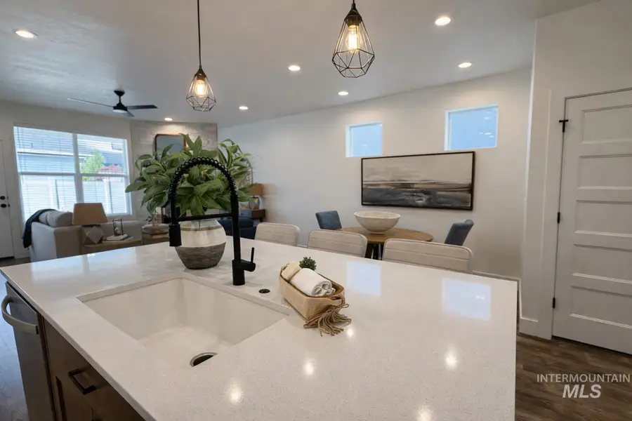 1962 E Presidential Dr, Meridian, ID 83642 - #3